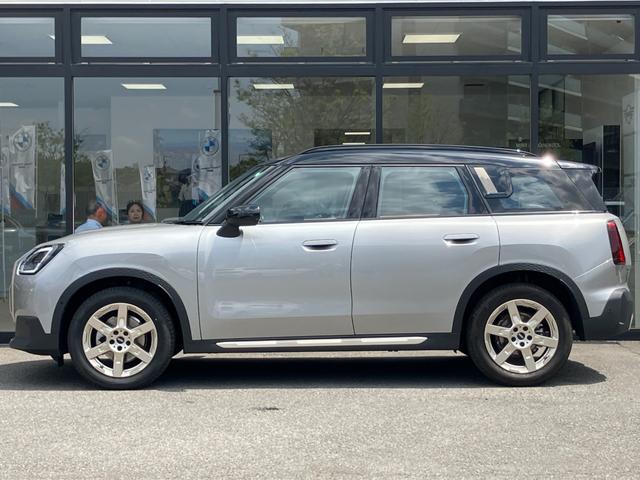 MINI カントリーマンC フェイバリット・トリム 弊社デモンストレーションカー ブルーレザーシート 禁煙車 ヘッドアップディスプレイ トップビューカメラ アクティブクルーズコントロール オートトランク 18インチアロイホイール パーキングアシスト(15枚目)