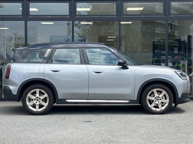MINI カントリーマンC フェイバリット・トリム 弊社デモンストレーションカー ブルーレザーシート 禁煙車 ヘッドアップディスプレイ トップビューカメラ アクティブクルーズコントロール オートトランク 18インチアロイホイール パーキングアシスト(16枚目)