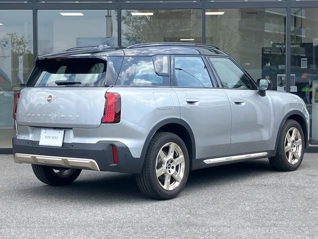 MINI カントリーマンC フェイバリット・トリム 弊社デモンストレーションカー ブルーレザーシート 禁煙車 ヘッドアップディスプレイ トップビューカメラ アクティブクルーズコントロール オートトランク 18インチアロイホイール パーキングアシスト(17枚目)