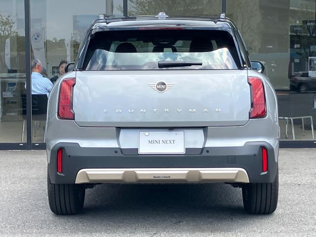 MINI カントリーマンC フェイバリット・トリム 弊社デモンストレーションカー ブルーレザーシート 禁煙車 ヘッドアップディスプレイ トップビューカメラ アクティブクルーズコントロール オートトランク 18インチアロイホイール パーキングアシスト(18枚目)