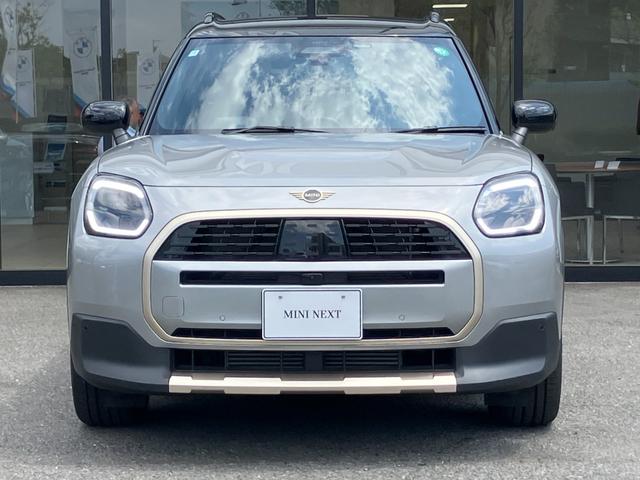 MINI カントリーマンC フェイバリット・トリム 弊社デモンストレーションカー ブルーレザーシート 禁煙車 ヘッドアップディスプレイ トップビューカメラ アクティブクルーズコントロール オートトランク 18インチアロイホイール パーキングアシスト(19枚目)