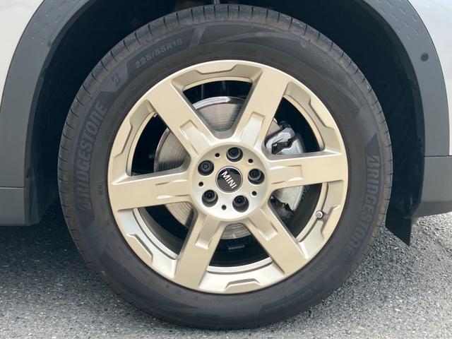 MINI カントリーマンC フェイバリット・トリム 弊社デモンストレーションカー ブルーレザーシート 禁煙車 ヘッドアップディスプレイ トップビューカメラ アクティブクルーズコントロール オートトランク 18インチアロイホイール パーキングアシスト(26枚目)