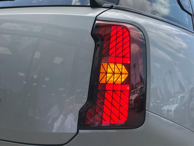 MINI カントリーマンC フェイバリット・トリム 弊社デモンストレーションカー ブルーレザーシート 禁煙車 ヘッドアップディスプレイ トップビューカメラ アクティブクルーズコントロール オートトランク 18インチアロイホイール パーキングアシスト(27枚目)