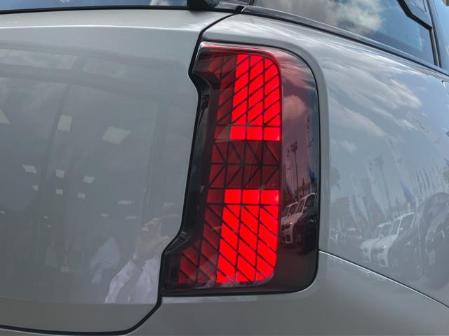 MINI カントリーマンC フェイバリット・トリム 弊社デモンストレーションカー ブルーレザーシート 禁煙車 ヘッドアップディスプレイ トップビューカメラ アクティブクルーズコントロール オートトランク 18インチアロイホイール パーキングアシスト(28枚目)