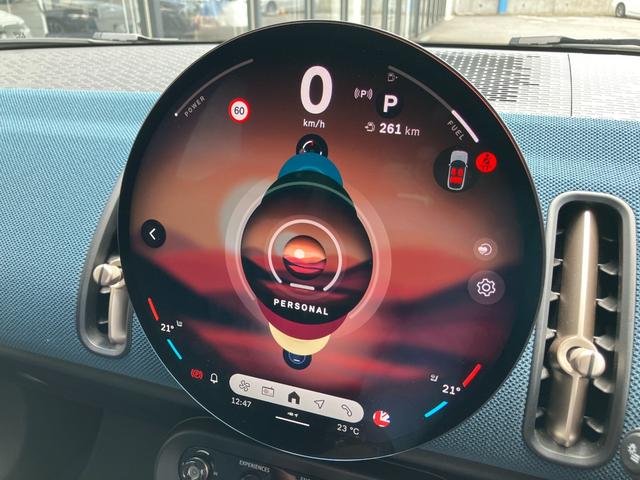 MINI カントリーマンC フェイバリット・トリム 弊社デモンストレーションカー ブルーレザーシート 禁煙車 ヘッドアップディスプレイ トップビューカメラ アクティブクルーズコントロール オートトランク 18インチアロイホイール パーキングアシスト(46枚目)