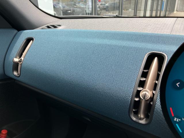 MINI カントリーマンC フェイバリット・トリム 弊社デモンストレーションカー ブルーレザーシート 禁煙車 ヘッドアップディスプレイ トップビューカメラ アクティブクルーズコントロール オートトランク 18インチアロイホイール パーキングアシスト(60枚目)