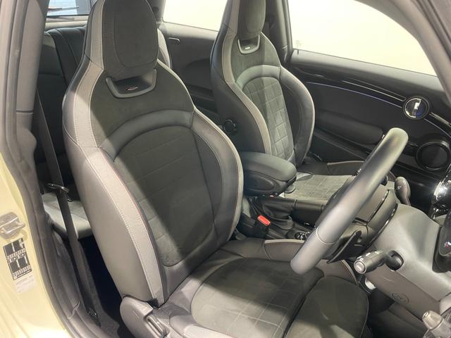 ＭＩＮＩ ジョンクーパーワークス　ジョンクーパーワークストリム　【正規認定中古車】【全国正規ディーラー保証付／２年・走行距離無制限ＪＣＷトリム　禁煙車　グループ会社下取　ヘッドアップディスプレイ　１オーナー　　シートヒーター　パドルシフト　ＡｐｐｌｅＣａｒＰｌａｙ（4枚目）