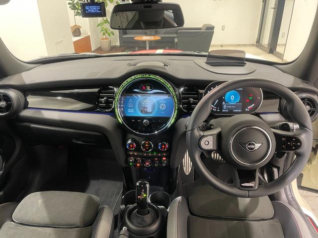 ＭＩＮＩ ジョンクーパーワークス　ジョンクーパーワークストリム　【正規認定中古車】【全国正規ディーラー保証付／２年・走行距離無制限ＪＣＷトリム　禁煙車　グループ会社下取　ヘッドアップディスプレイ　１オーナー　　シートヒーター　パドルシフト　ＡｐｐｌｅＣａｒＰｌａｙ（6枚目）