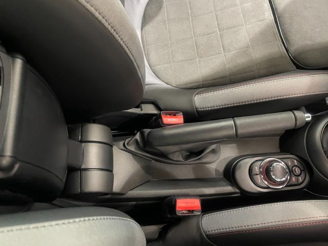 ＭＩＮＩ ジョンクーパーワークス　ジョンクーパーワークストリム　【正規認定中古車】【全国正規ディーラー保証付／２年・走行距離無制限ＪＣＷトリム　禁煙車　グループ会社下取　ヘッドアップディスプレイ　１オーナー　　シートヒーター　パドルシフト　ＡｐｐｌｅＣａｒＰｌａｙ（34枚目）