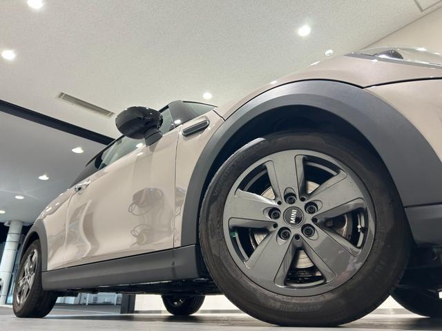 ＭＩＮＩ クーパーＤ　クラシック・トリム　【正規認定中古車】【全国正規ディーラー保証付／２年・走行距離無制限】ＡｐｐｌｅＣａｒＰｌａｙ　バックカメラ　ハーフレザーシート　センターアームレスト　アクティブクルーズコントロールアンビエントライト（3枚目）