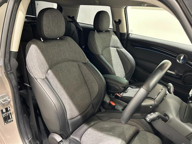 ＭＩＮＩ クーパーＤ　クラシック・トリム　【正規認定中古車】【全国正規ディーラー保証付／２年・走行距離無制限】ＡｐｐｌｅＣａｒＰｌａｙ　バックカメラ　ハーフレザーシート　センターアームレスト　アクティブクルーズコントロールアンビエントライト（4枚目）