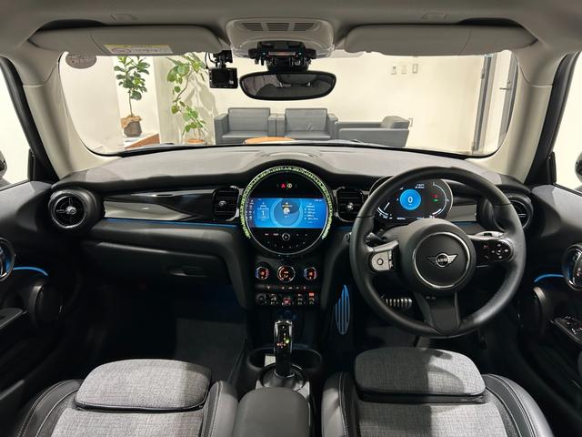 ＭＩＮＩ クーパーＤ　クラシック・トリム　【正規認定中古車】【全国正規ディーラー保証付／２年・走行距離無制限】ＡｐｐｌｅＣａｒＰｌａｙ　バックカメラ　ハーフレザーシート　センターアームレスト　アクティブクルーズコントロールアンビエントライト（5枚目）