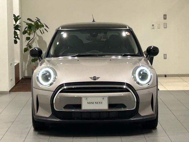 ＭＩＮＩ クーパーＤ　クラシック・トリム　【正規認定中古車】【全国正規ディーラー保証付／２年・走行距離無制限】ＡｐｐｌｅＣａｒＰｌａｙ　バックカメラ　ハーフレザーシート　センターアームレスト　アクティブクルーズコントロールアンビエントライト（6枚目）