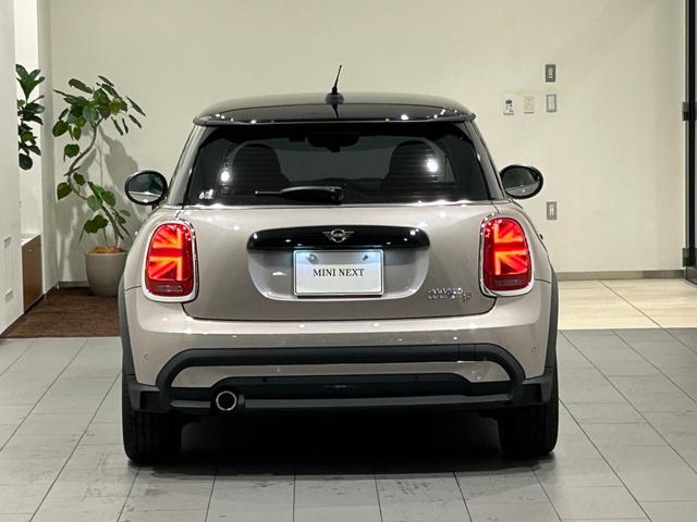 ＭＩＮＩ クーパーＤ　クラシック・トリム　【正規認定中古車】【全国正規ディーラー保証付／２年・走行距離無制限】ＡｐｐｌｅＣａｒＰｌａｙ　バックカメラ　ハーフレザーシート　センターアームレスト　アクティブクルーズコントロールアンビエントライト（7枚目）