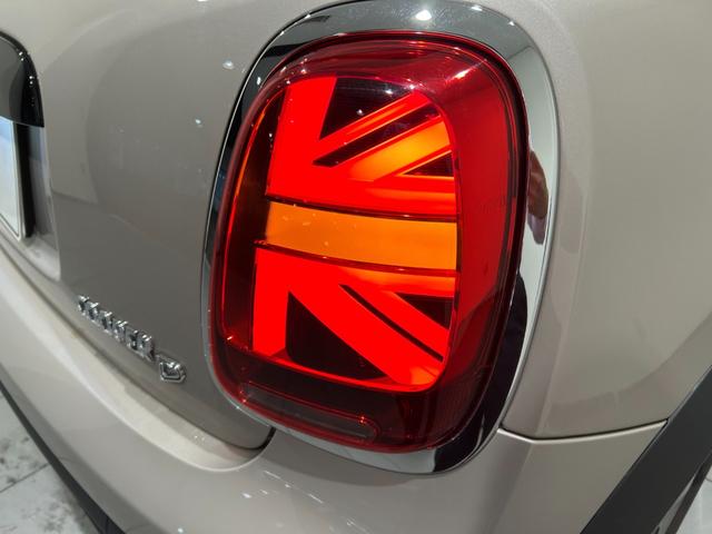 ＭＩＮＩ クーパーＤ　クラシック・トリム　【正規認定中古車】【全国正規ディーラー保証付／２年・走行距離無制限】ＡｐｐｌｅＣａｒＰｌａｙ　バックカメラ　ハーフレザーシート　センターアームレスト　アクティブクルーズコントロールアンビエントライト（13枚目）