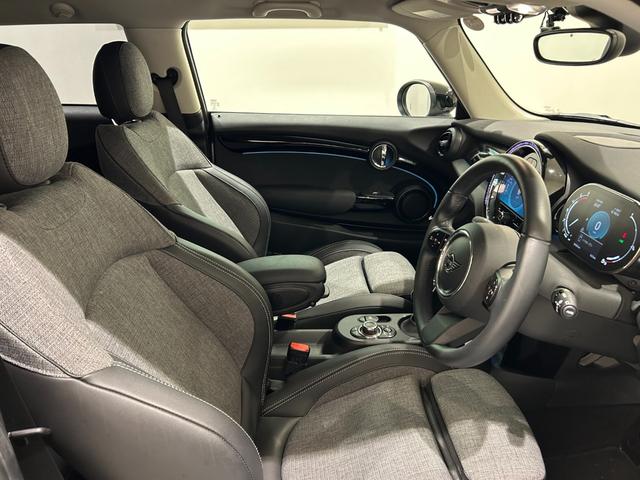 ＭＩＮＩ クーパーＤ　クラシック・トリム　【正規認定中古車】【全国正規ディーラー保証付／２年・走行距離無制限】ＡｐｐｌｅＣａｒＰｌａｙ　バックカメラ　ハーフレザーシート　センターアームレスト　アクティブクルーズコントロールアンビエントライト（15枚目）