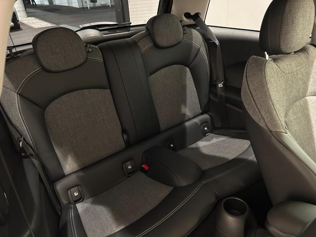 ＭＩＮＩ クーパーＤ　クラシック・トリム　【正規認定中古車】【全国正規ディーラー保証付／２年・走行距離無制限】ＡｐｐｌｅＣａｒＰｌａｙ　バックカメラ　ハーフレザーシート　センターアームレスト　アクティブクルーズコントロールアンビエントライト（16枚目）