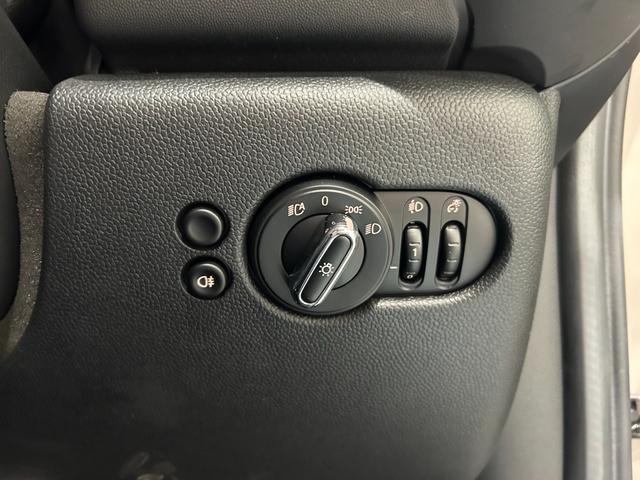 ＭＩＮＩ クーパーＤ　クラシック・トリム　【正規認定中古車】【全国正規ディーラー保証付／２年・走行距離無制限】ＡｐｐｌｅＣａｒＰｌａｙ　バックカメラ　ハーフレザーシート　センターアームレスト　アクティブクルーズコントロールアンビエントライト（32枚目）