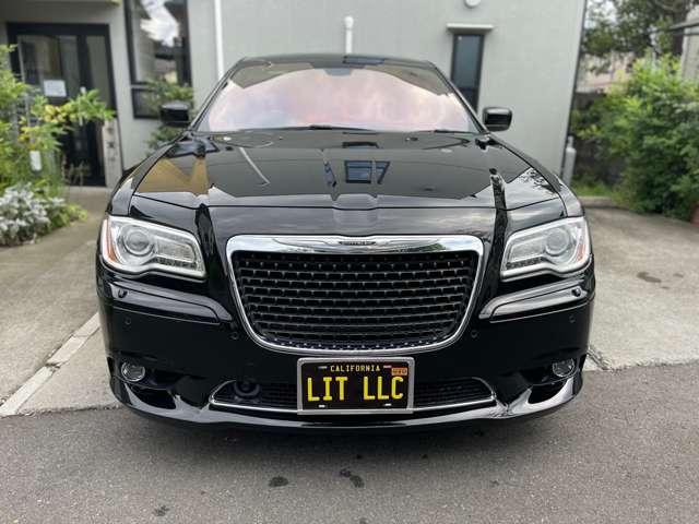 クライスラー・300 SRT8 ガラスSR/赤革/前所有者女性(4枚目)