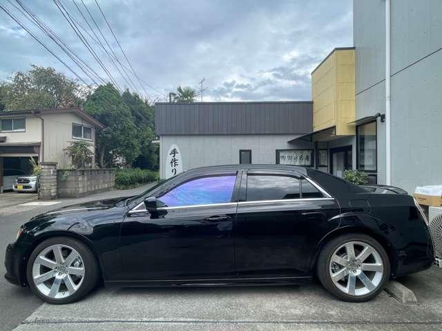 クライスラー・300 SRT8 ガラスSR/赤革/前所有者女性(6枚目)