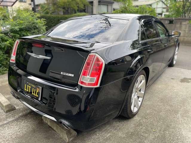 クライスラー・300 SRT8 ガラスSR/赤革/前所有者女性(10枚目)