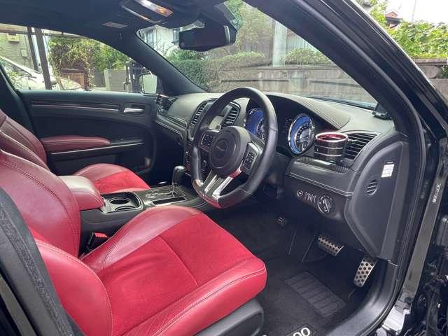 クライスラー・300 SRT8 ガラスSR/赤革/前所有者女性(14枚目)