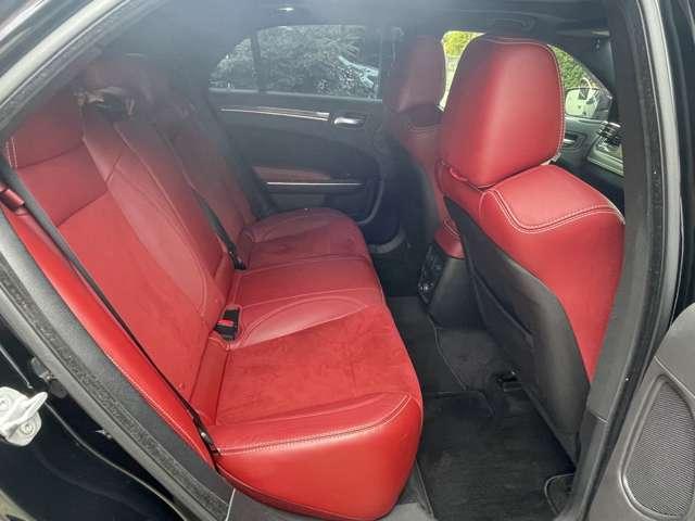 クライスラー・300 SRT8 ガラスSR/赤革/前所有者女性(16枚目)