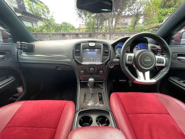 クライスラー・300 SRT8 ガラスSR/赤革/前所有者女性(22枚目)