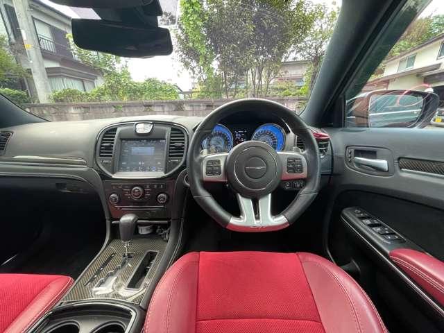 クライスラー・300 SRT8 ガラスSR/赤革/前所有者女性(23枚目)