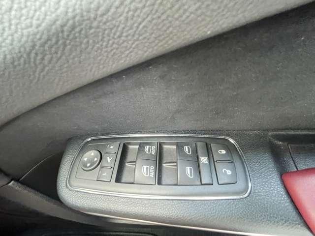 クライスラー・300 SRT8 ガラスSR/赤革/前所有者女性(33枚目)