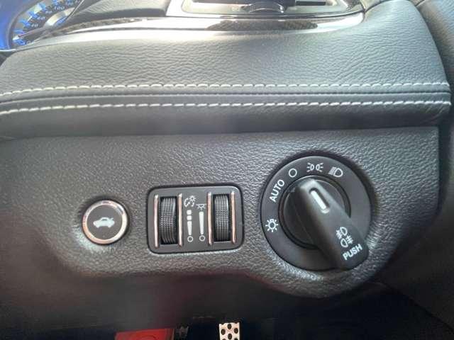 クライスラー・300 SRT8 ガラスSR/赤革/前所有者女性(34枚目)