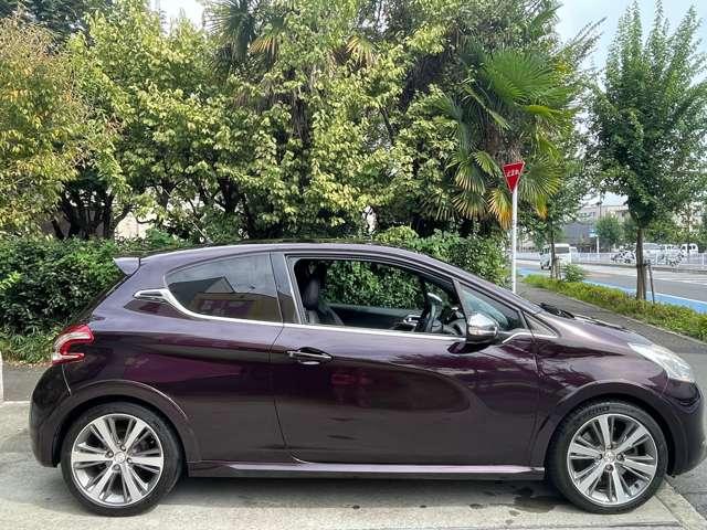 208 XY 専用ボディカラーパープルナイト/パノラミックガラスルーフ/専用17inchアルミ/ターボ/6速マニュアル(9枚目)