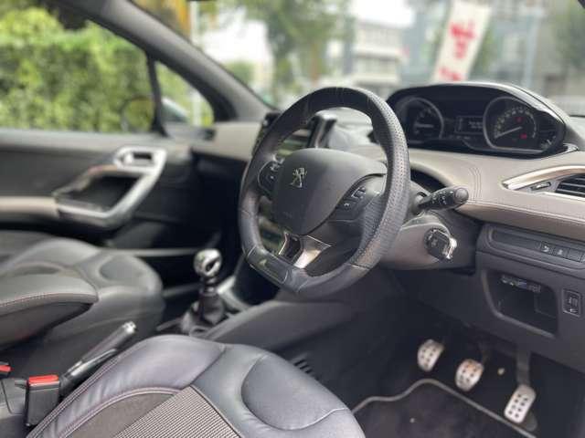 208 XY 専用ボディカラーパープルナイト/パノラミックガラスルーフ/専用17inchアルミ/ターボ/6速マニュアル(17枚目)