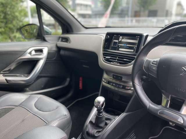 208 XY 専用ボディカラーパープルナイト/パノラミックガラスルーフ/専用17inchアルミ/ターボ/6速マニュアル(25枚目)