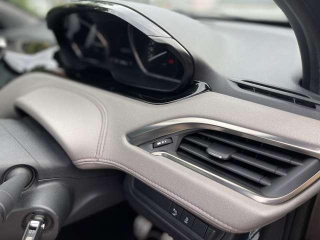 208 XY 専用ボディカラーパープルナイト/パノラミックガラスルーフ/専用17inchアルミ/ターボ/6速マニュアル(32枚目)