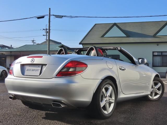 ＳＬＫ ＳＬＫ２００コンプレッサー　後期　車検２年付　赤革　エアスカーフ　シートヒーター　パワーシート　ナビ　ＴＶ　ＣＤ／ＤＶＤ　Ｂｌｕｅｔｏｏｔｈ　キーレス　クルコン　ＨＩＤ　オートライト　１６ＡＷ　ユーザー買取車両（2枚目）