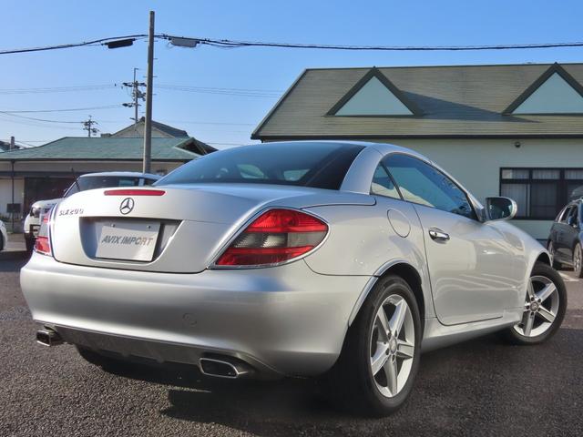 ＳＬＫ ＳＬＫ２００コンプレッサー　後期　車検２年付　赤革　エアスカーフ　シートヒーター　パワーシート　ナビ　ＴＶ　ＣＤ／ＤＶＤ　Ｂｌｕｅｔｏｏｔｈ　キーレス　クルコン　ＨＩＤ　オートライト　１６ＡＷ　ユーザー買取車両（4枚目）