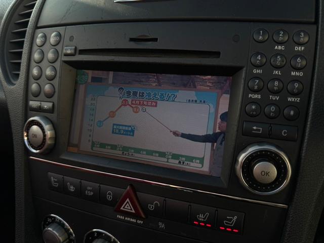 ＳＬＫ ＳＬＫ２００コンプレッサー　後期　車検２年付　赤革　エアスカーフ　シートヒーター　パワーシート　ナビ　ＴＶ　ＣＤ／ＤＶＤ　Ｂｌｕｅｔｏｏｔｈ　キーレス　クルコン　ＨＩＤ　オートライト　１６ＡＷ　ユーザー買取車両（11枚目）