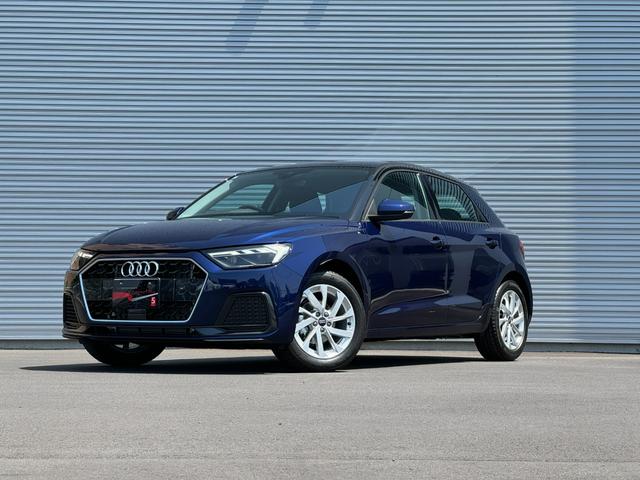 Ａ１スポーツバック ２５ＴＦＳＩ　アドバンスド　展示車　ワンオーナー　コントラストルーフ　ワイアレスチャージング　スマートフォンインターフェイス　コンビニエンスアシスタンスパッケージ　ナビゲーションパッケージ（3枚目）