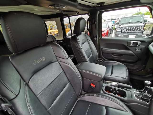 ジープ・ラングラーアンリミテッド サハラ・サージグリーン　認定中古車　４ＷＤ　限定２００台　　ドラレコ付　ＡｐｐｌｅＣａｒＰｌａｙ　　黒革　レザーシート　スマートキー　アダプティブクルーズコントロール　ＬＥＤヘッドライト　衝突被害軽減ブレーキ　シートヒーター（18枚目）