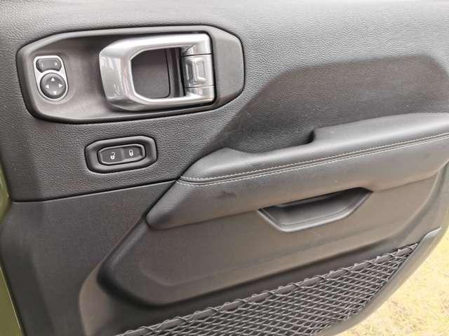 ジープ・ラングラーアンリミテッド サハラ・サージグリーン　認定中古車　４ＷＤ　限定２００台　　ドラレコ付　ＡｐｐｌｅＣａｒＰｌａｙ　　黒革　レザーシート　スマートキー　アダプティブクルーズコントロール　ＬＥＤヘッドライト　衝突被害軽減ブレーキ　シートヒーター（41枚目）
