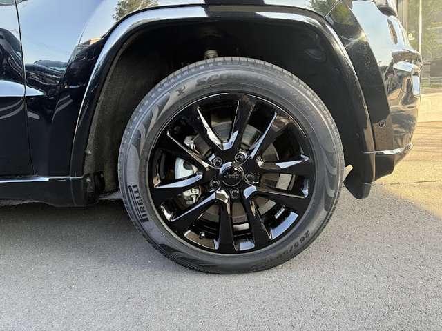 ジープ・グランドチェロキー アルティテュード　認定中古車　エアサス　４ＷＤ　障害物ソナー　横滑り防止　リアカメラ　Ｐシート　オートエアコン　オートライト　Ｂｌｕｅｔｏｏｔｈオーディオ　キーレス　パワーウィンドウ　電動リアゲート　フロントカメラ（67枚目）