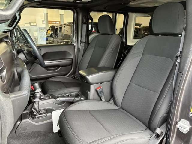 ジープ・ラングラーアンリミテッド スポーツ　４ＷＤ　ドライブレコーダー付　ＥＴＣ　純正サイドステップ　サイドカメラ　バックカメラ　フロントカメラ　衝突被害軽減システム　パーキングセンサー　Ａライト　オートクルーズコントロール　オートエアコン（9枚目）