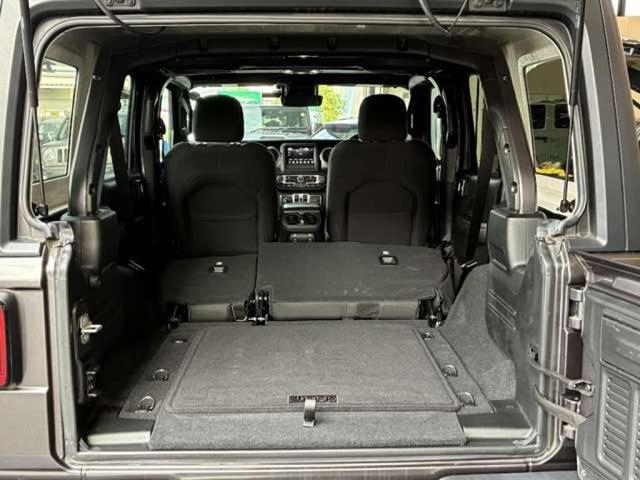ジープ・ラングラーアンリミテッド スポーツ　４ＷＤ　ドライブレコーダー付　ＥＴＣ　純正サイドステップ　サイドカメラ　バックカメラ　フロントカメラ　衝突被害軽減システム　パーキングセンサー　Ａライト　オートクルーズコントロール　オートエアコン（12枚目）