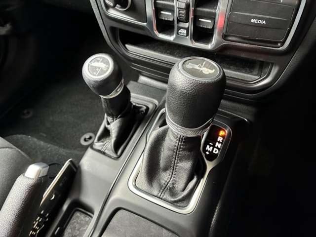 ジープ・ラングラーアンリミテッド スポーツ　４ＷＤ　ドライブレコーダー付　ＥＴＣ　純正サイドステップ　サイドカメラ　バックカメラ　フロントカメラ　衝突被害軽減システム　パーキングセンサー　Ａライト　オートクルーズコントロール　オートエアコン（22枚目）