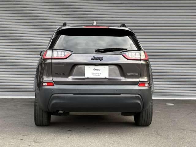 ジープ・チェロキー ナイトイーグル　認定中古車　ワンオーナー　４ＷＤ　禁煙車　パワーシート　レーダークルーズ　レザーシート　クリアランスソナー　シートヒーター　ＥＴＣ　バックモニタ－（7枚目）