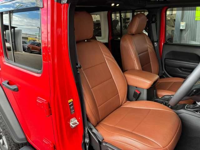ジープ・ラングラーアンリミテッド スポーツ 4WD 認定中古車 4WD ETC 純正サイドステップ サイドカメラ バックカメラ フロントカメラ 衝突被害軽減システム パーキングセンサー Aライト オートクルーズコントロール オートエアコン(6枚目)
