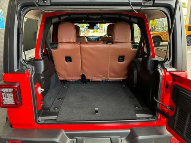 ジープ・ラングラーアンリミテッド スポーツ 4WD 認定中古車 4WD ETC 純正サイドステップ サイドカメラ バックカメラ フロントカメラ 衝突被害軽減システム パーキングセンサー Aライト オートクルーズコントロール オートエアコン(8枚目)