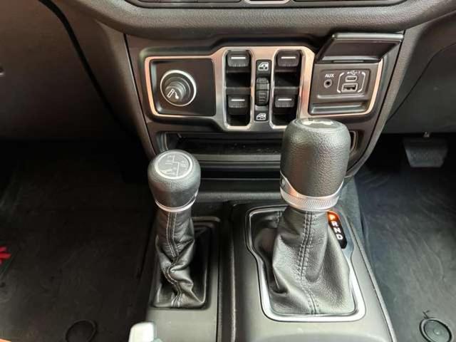 ジープ・ラングラーアンリミテッド スポーツ 4WD 認定中古車 4WD ETC 純正サイドステップ サイドカメラ バックカメラ フロントカメラ 衝突被害軽減システム パーキングセンサー Aライト オートクルーズコントロール オートエアコン(16枚目)