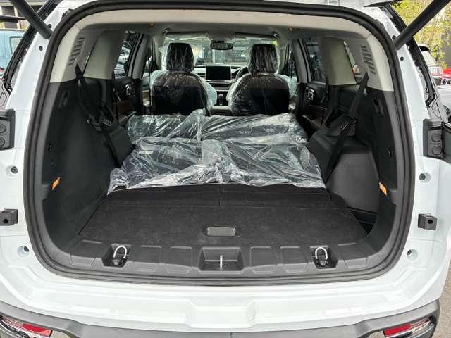 ジープ・コマンダー リミテッド リミテッド 登録済未使用車 4WD ACC ディーゼルターボ CarPlay AppleMusic LEDヘッドライト 純正ナビ10.1インチ 360度カメラ 3列レザーシート 7人乗り 認定中古車(17枚目)